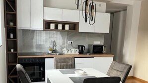 Leilighet – comfort, balkong, utsikt mot høyde | Spiseområde