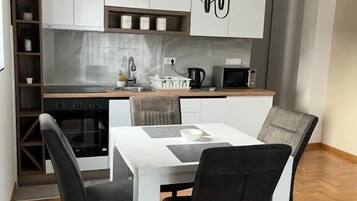 Comfort-Apartment, Balkon, Hügelblick | Speisen