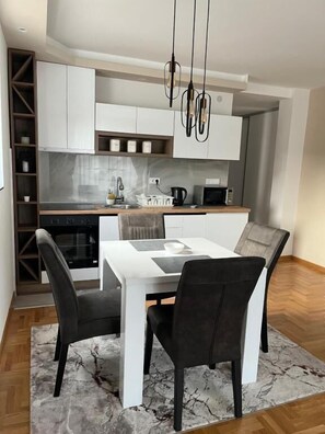 คอมฟอร์ทอพาร์ทเมนท์, ระเบียง, วิวภูเขา | ร้านอาหาร