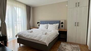 Appartement, balcon, vue jardin