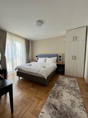 Apartamento, sacada, vista para o jardim | Cofres nos quartos, cortinas blackout, ferros/tábuas de passar roupa