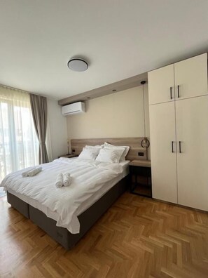Cofres nos quartos, cortinas blackout, ferros/tábuas de passar roupa