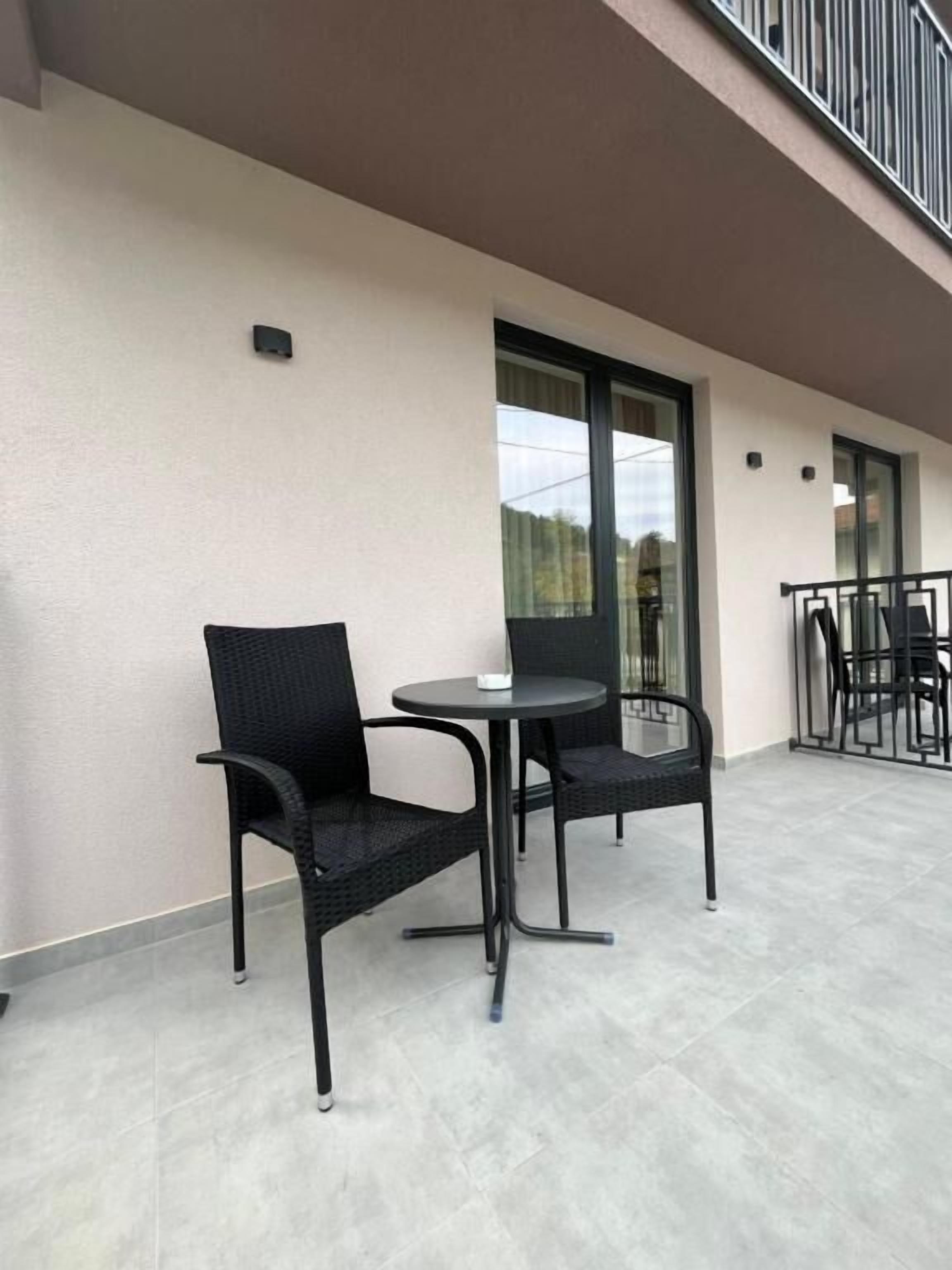 Chambre Double Deluxe, balcon, vue colline | Restauration extérieure