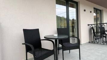 Chambre Double Deluxe, balcon, vue colline | Restauration extérieure