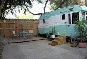 Property grounds - Mid-Century Modern 1955 Vintage Trailer (Waco)
