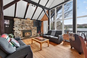 TV, fireplace, books - Waterfront cottage for 6 with private dock & kayak (Saint-Adolphe-d`Howard)