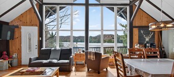 Waterfront cottage for 6 with private dock & kayak