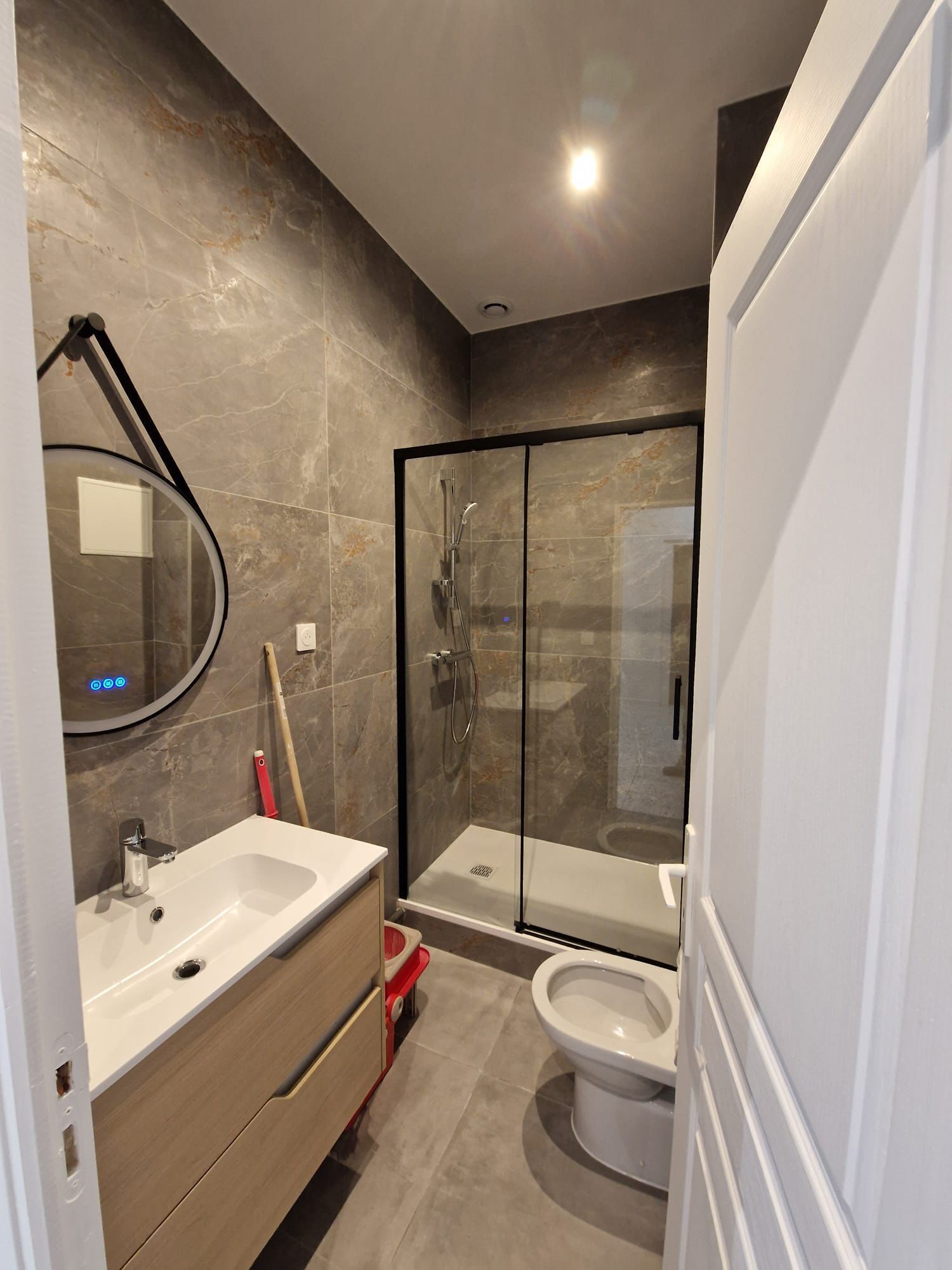 Douche, sèche-cheveux, serviettes fournies, savon