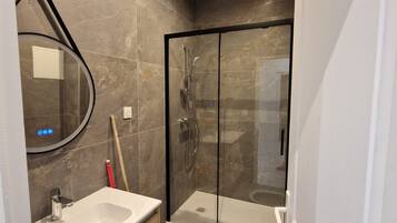 Douche, sĂšche-cheveux, serviettes fournies, savon