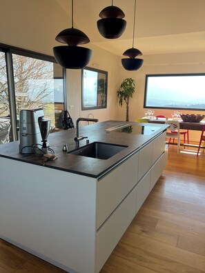 Private kitchen - 200m² villa on the heights of Annecy (Annecy)