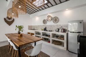 Fridge, microwave, stovetop, coffee/tea maker - Villa Moju in Canggu (Canggu)