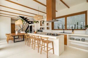Frigorífico, microondas, placa de cocina y cafetera o tetera