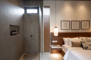 Escritorio, tabla de planchar con plancha, wifi gratis y ropa de cama 