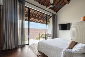Escritorio, tabla de planchar con plancha, wifi gratis y ropa de cama 