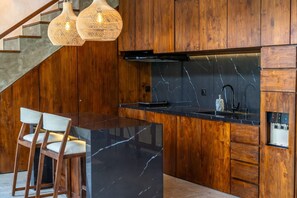 Kühlschrank, Ofen, Herdplatte, Gewürze