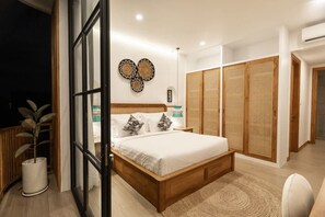 Desk, iron/ironing board, free WiFi, bed sheets - Ben s Villa 1 in Kuta Utara (Kuta Utara)