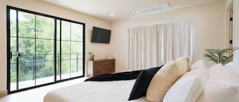 4 bedrooms, iron/ironing board, WiFi