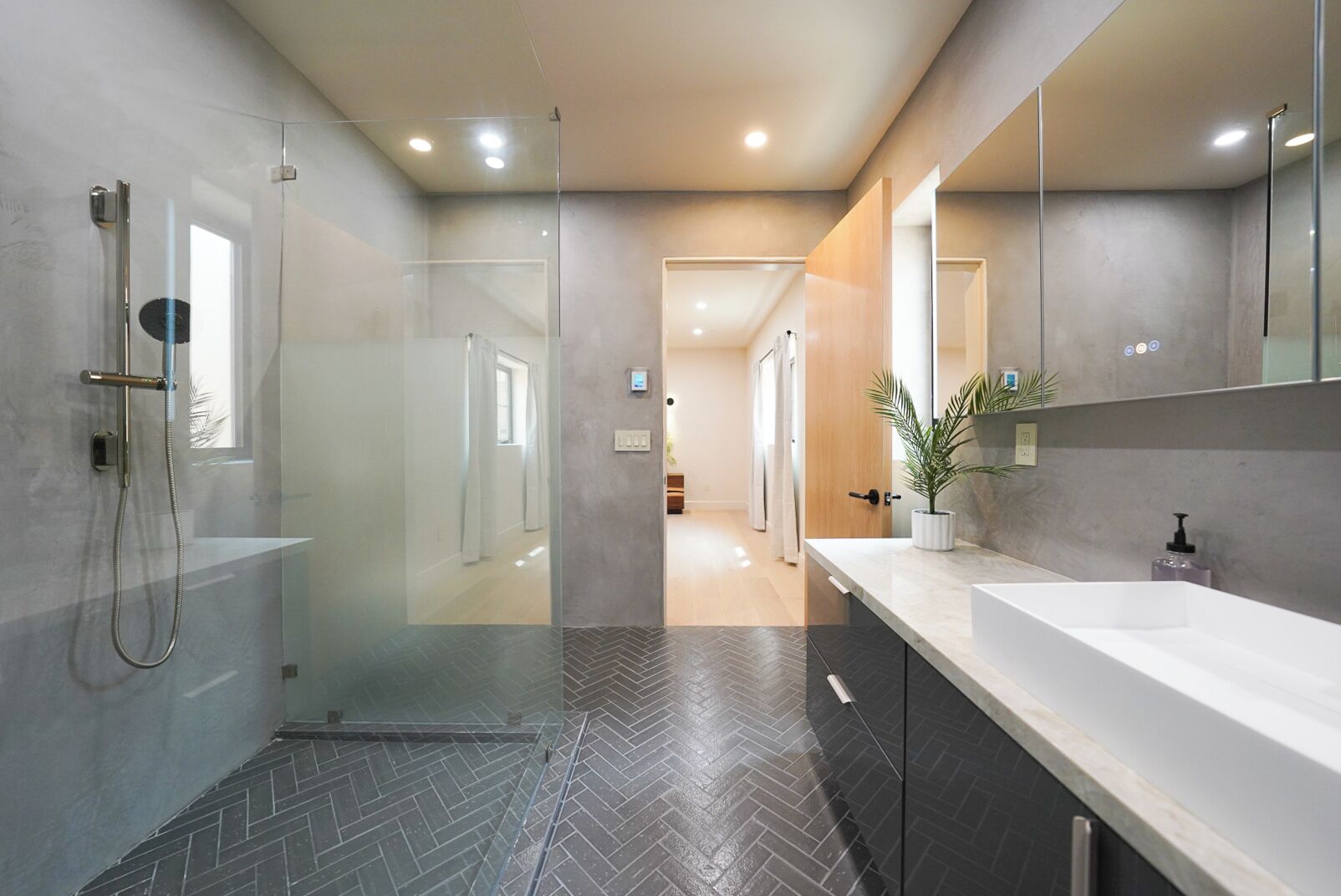 Douche, sèche-cheveux, bidet, savon