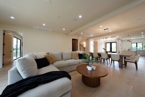 Living area - Spacious 4-bedroom house in fantastic San Pedro with AC (San Pedro)