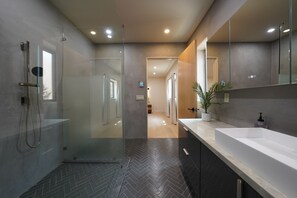 Bathroom - Spacious 4-bedroom house in fantastic San Pedro with AC (San Pedro)