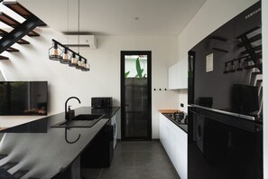 Fridge, microwave, stovetop, coffee/tea maker - Villa Kenji in Mengwi (Mengwi)