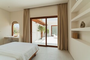 Escritorio, tabla de planchar con plancha, wifi gratis y ropa de cama 