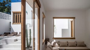 Ein modernes Interieur mit einem großen Fenster, einem Deckenventilator und einer Couch.