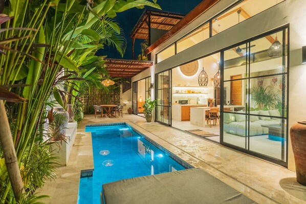 A modern house with a swimming pool, large windows, and tropical plants. - Villa Rasa Rasa in Mengwi (Mengwi)