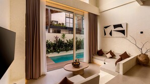 Ein modernes Wohnzimmer mit Blick auf einen Pool, einem Flachbildfernseher und einer minimalistischen Einrichtung.