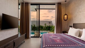 Een hotelkamer met een bed, een televisie, een balkon met zwembad en uitzicht op groen.
