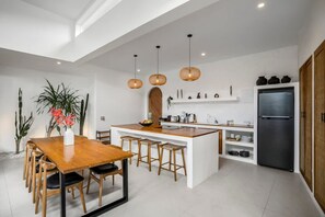 Fridge, microwave, stovetop, coffee/tea maker - Villa Barsa in Kecamatan Kuta Selatan (Kecamatan Kuta Selatan)