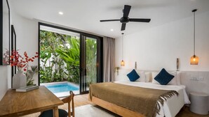Un dormitorio con cama, escritorio, silla, ventilador de techo, lámpara colgante y vistas a una piscina.