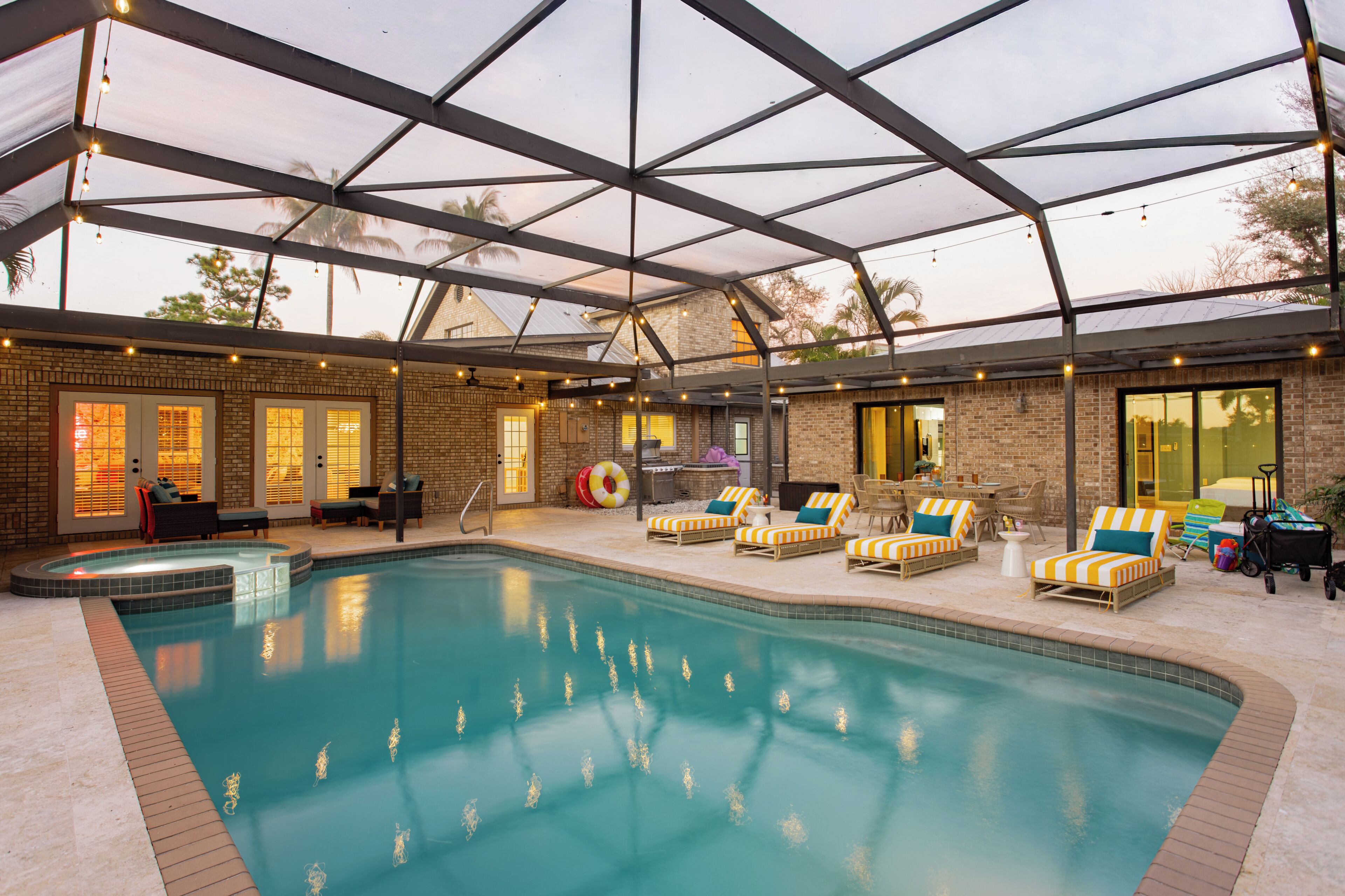 Una piscina al aire libre, una piscina climatizada