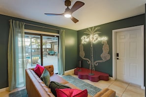 Interior - Sleeps 20! Heated Pool, Pickleball, Mini Golf, & Games! Main Home + Guest House (Bradenton)