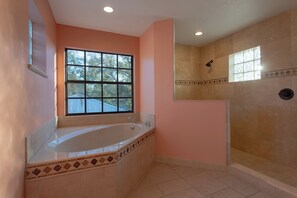 Shower, hair dryer, towels, soap - Sleeps 20! Heated Pool, Pickleball, Mini Golf, & Games! Main Home + Guest House (Bradenton)