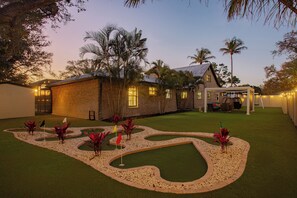 Property grounds - Sleeps 20! Heated Pool, Pickleball, Mini Golf, & Games! Main Home + Guest House (Bradenton)