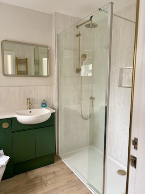 Dusche, Haartrockner, Handtücher, Toilettenpapier