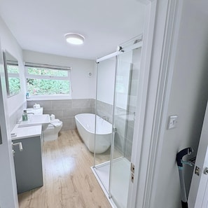 Dusche, Haartrockner, Handtücher, Toilettenpapier