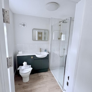 Dusche, Haartrockner, Handtücher, Toilettenpapier