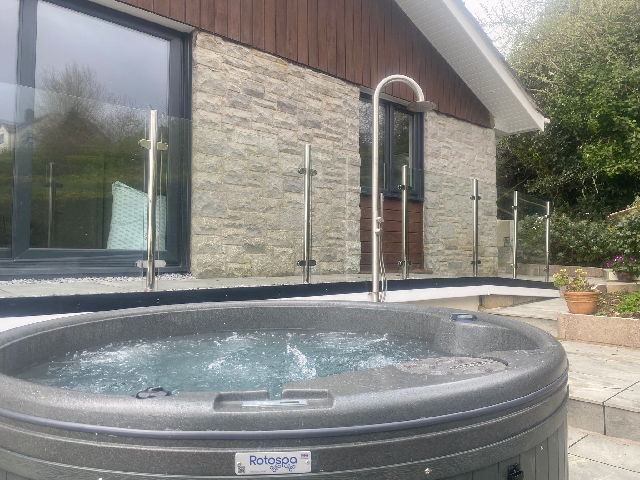 Outdoor spa tub