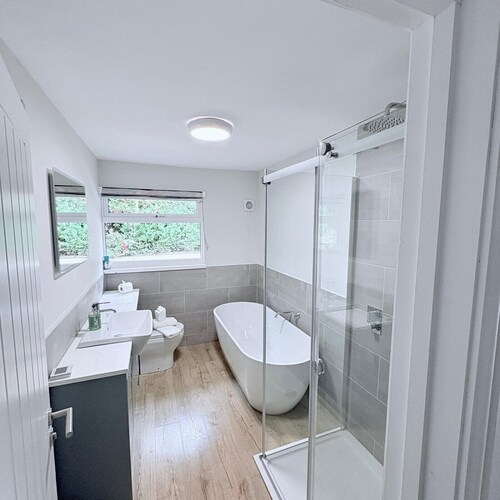 The Gables - Hot Tub- 4 Bedrooms- Sleeps 8- Dogs Allowed-Free parking for 2 cars