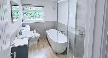 The Gables - Hot Tub- 4 Bedrooms- Sleeps 8- Dogs Allowed-Free parking for 2 cars