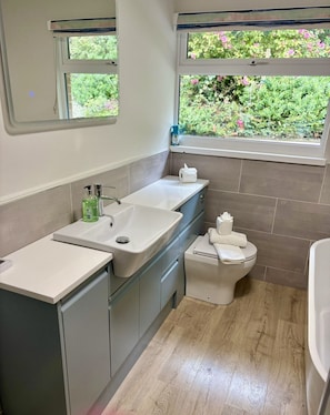 Dusche, Haartrockner, Handtücher, Toilettenpapier