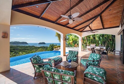 Villa Las Brisas: Ocean View and Walk to the Beach