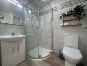 Shower, hair dryer, shampoo - Apt 3 Silver Spruce - Killarney Town Free Parking (Killarney)