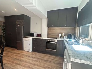 Fridge, microwave, oven, stovetop - Apt 3 Silver Spruce - Killarney Town Free Parking (Killarney)