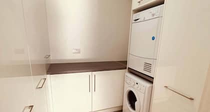 Apt 4 Killarney Town Free Parking