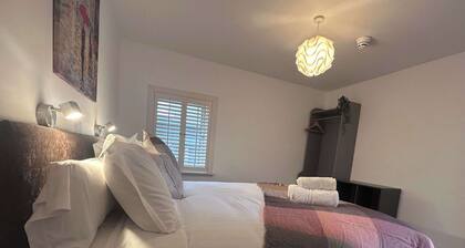 Apt 4 Killarney Town Free Parking