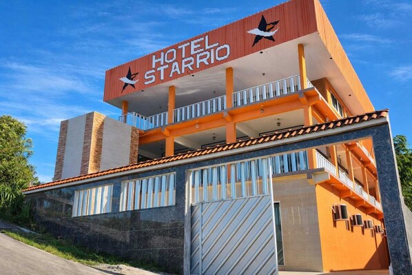 A hotel named 'Hotel Starri' with a modern design, multiple balconies, and a prominent entrance. - Hotel Star Rio (Novo Airão)