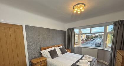 Perfect 3-bedroom house in nice Litherland for your stay